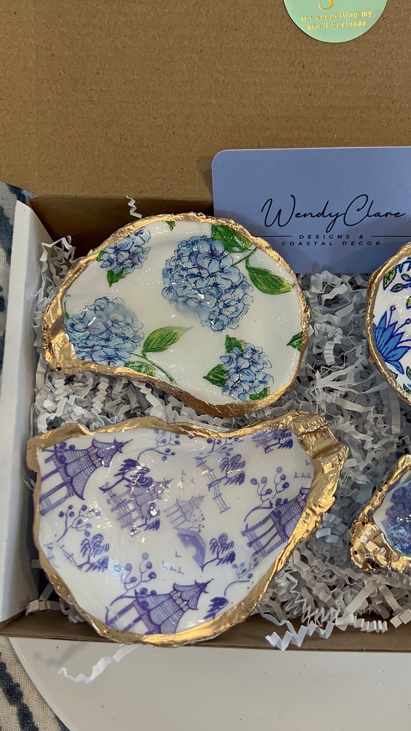 Bulk luxury Beachy wedding favors discounted. Blue & White Floral shell gift trinket dish.