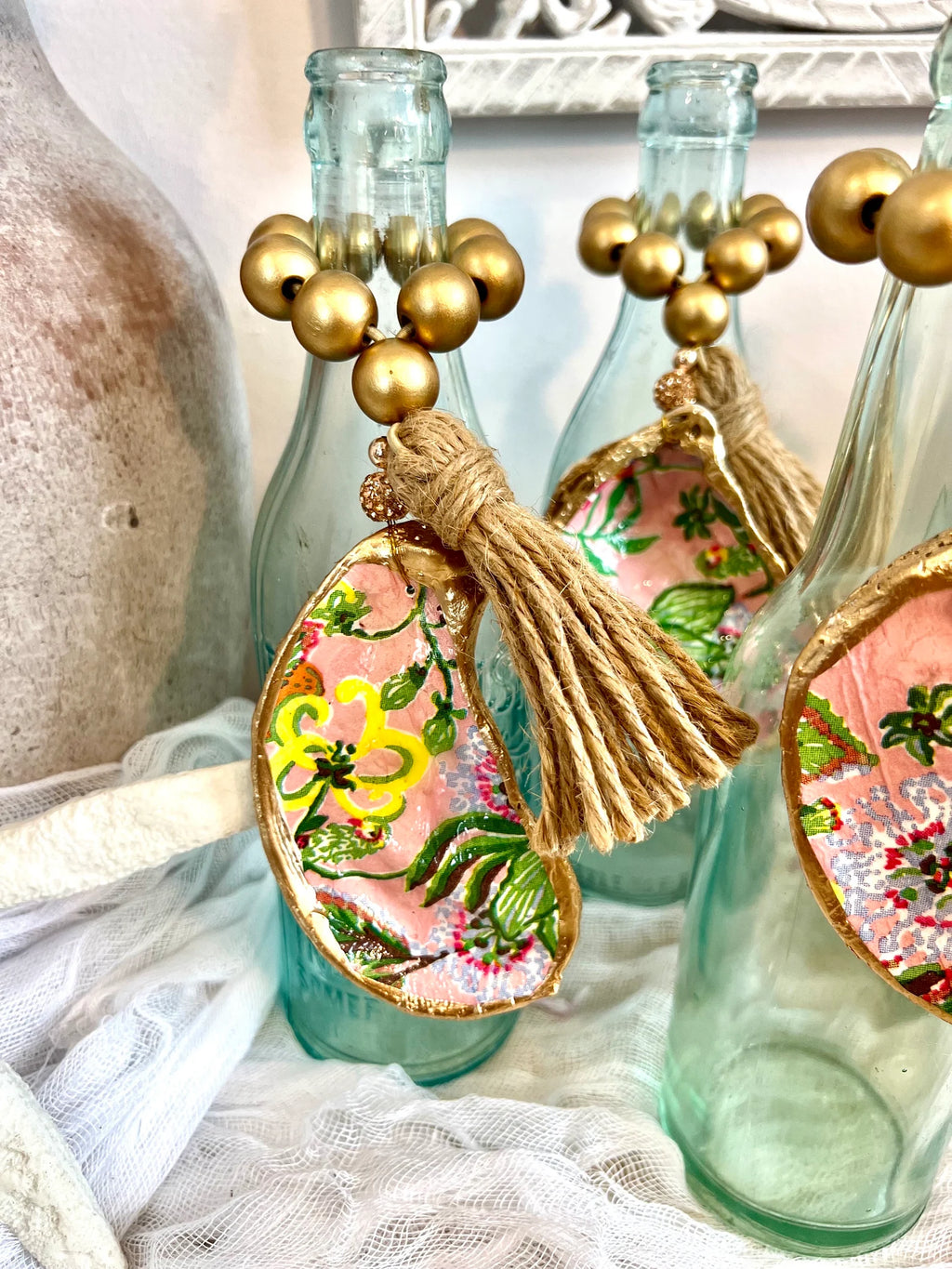Girls trip goodies idea oyster shell wine bottle charm. Coastal preppy bachelorette idea