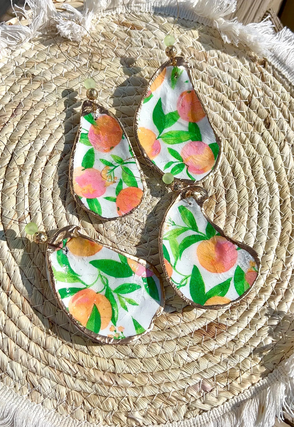 Georgia wedding party favor idea peach. Peach shell ornament favor