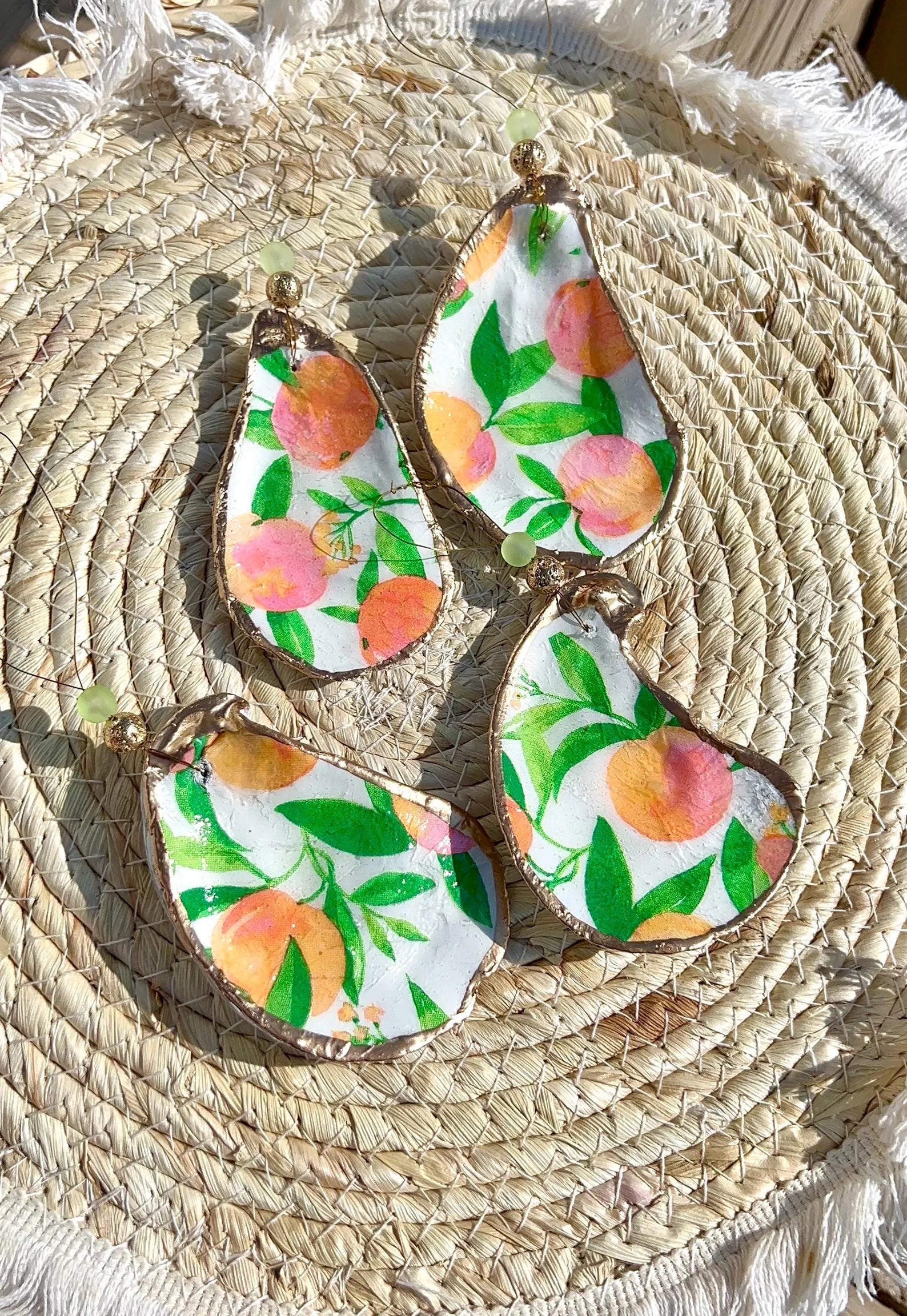 Georgia wedding party favor idea peach. Peach shell ornament favor