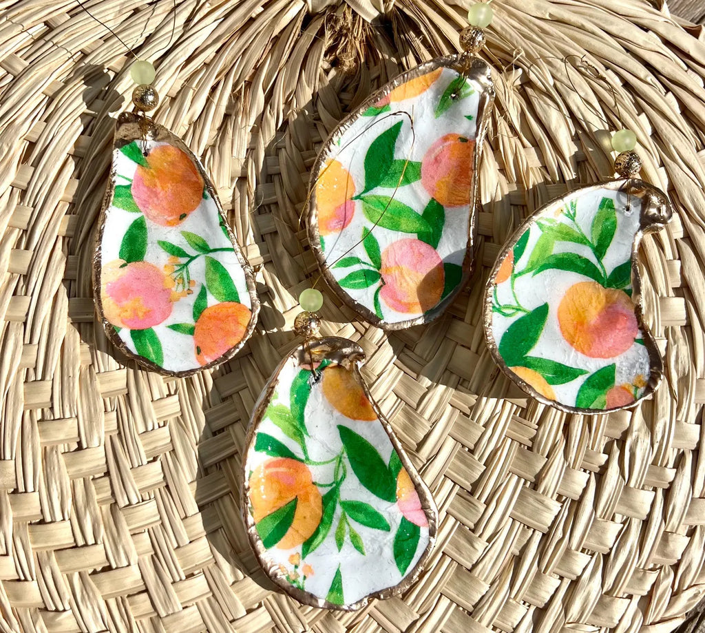 Georgia wedding party favor idea peach. Peach shell ornament favor