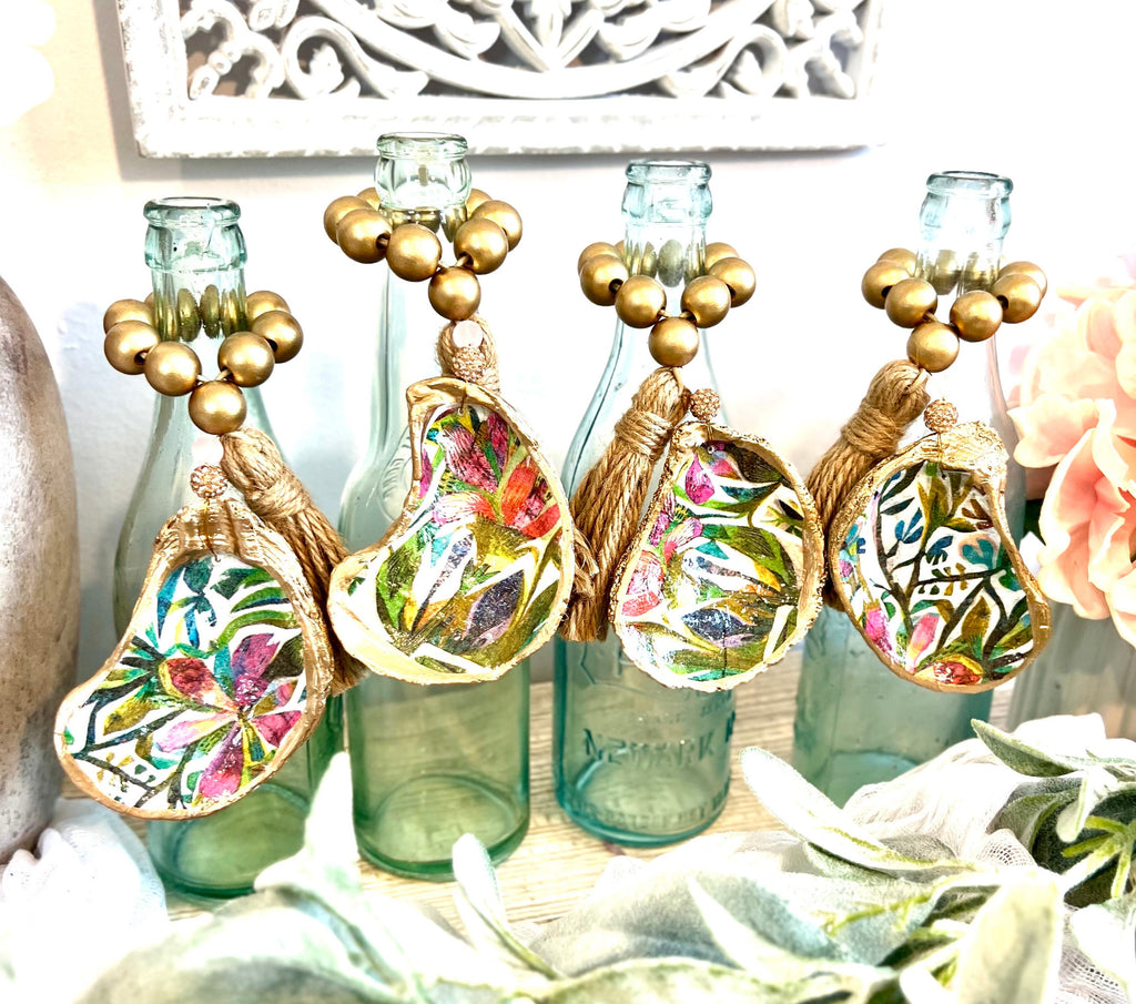 Palm beach table decor idea shell napkin ring. Palm beach wedding table setting tropical aesthetic. Palm Beach gala dinner party decor idea