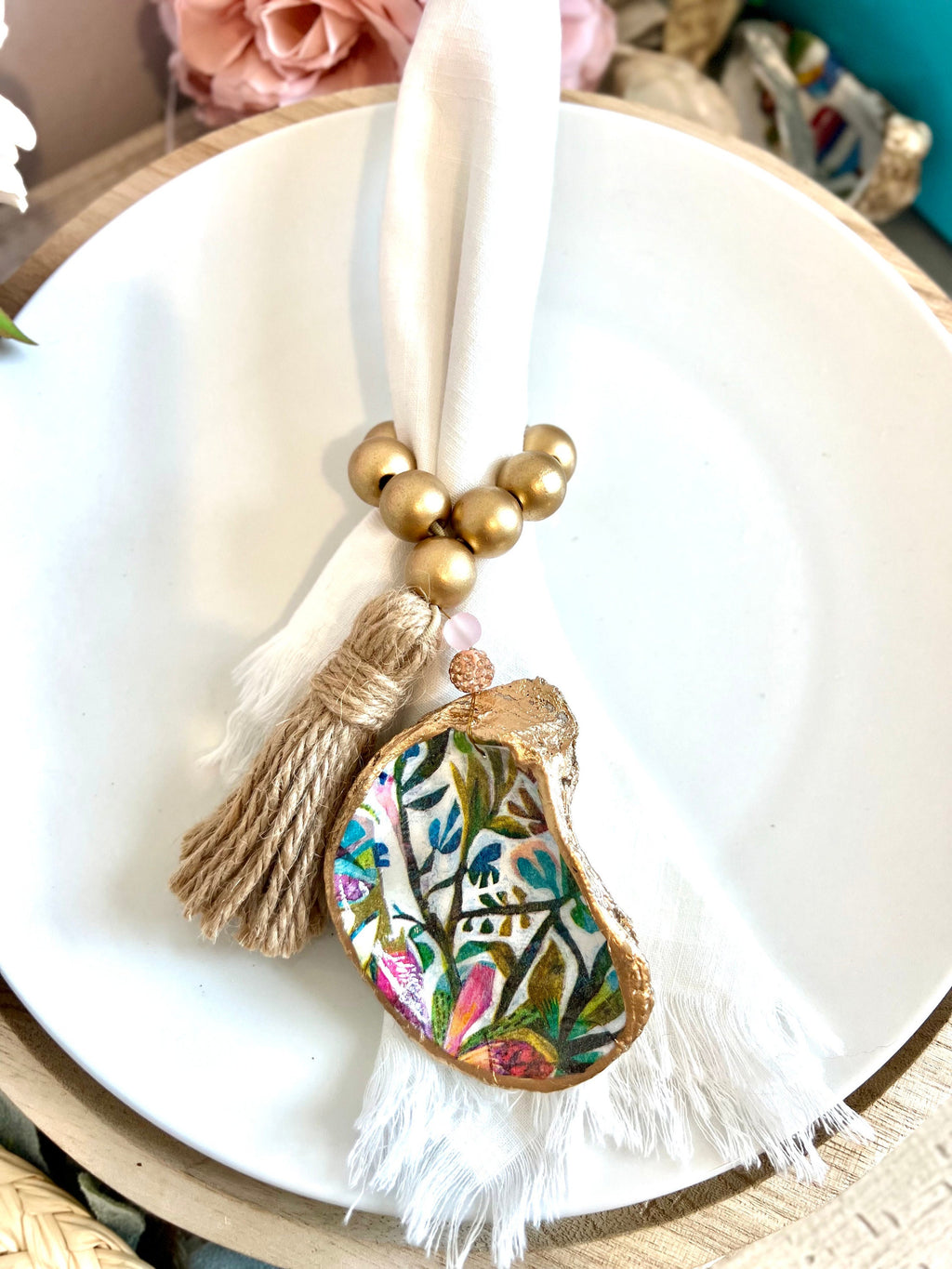 Palm beach table decor idea shell napkin ring. Palm beach wedding table setting tropical aesthetic. Palm Beach gala dinner party decor idea