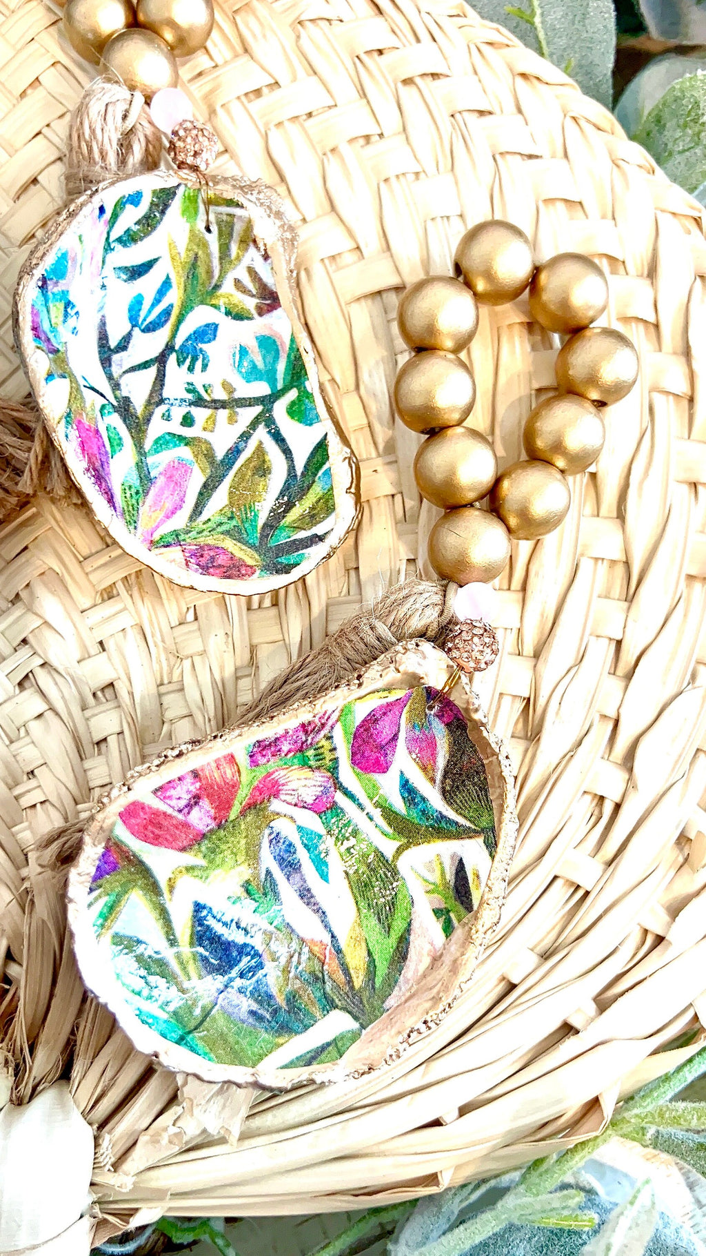 Palm beach table decor idea shell napkin ring. Palm beach wedding table setting tropical aesthetic. Palm Beach gala dinner party decor idea