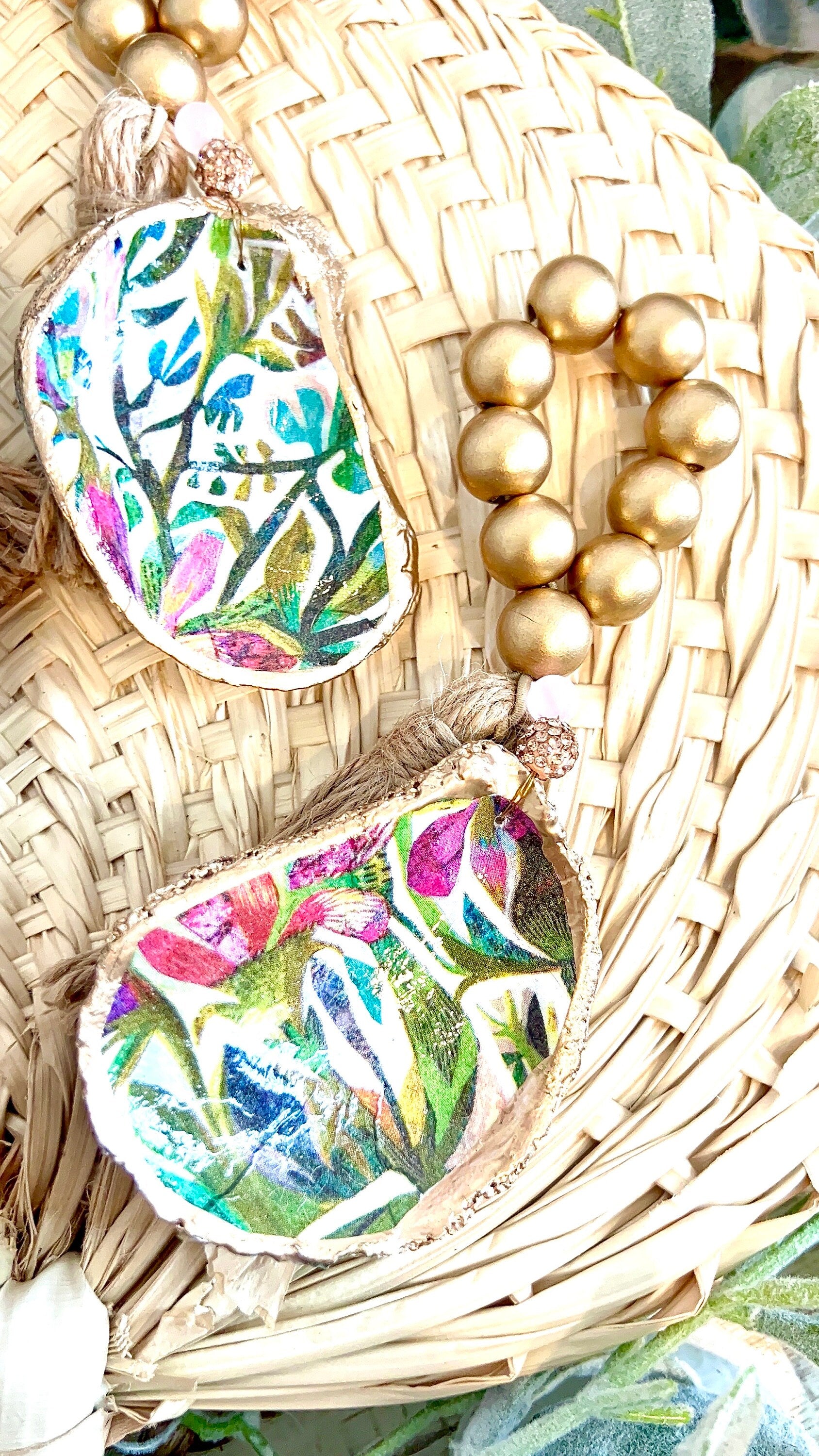 Palm beach table decor idea shell napkin ring. Palm beach wedding table setting tropical aesthetic. Palm Beach gala dinner party decor idea