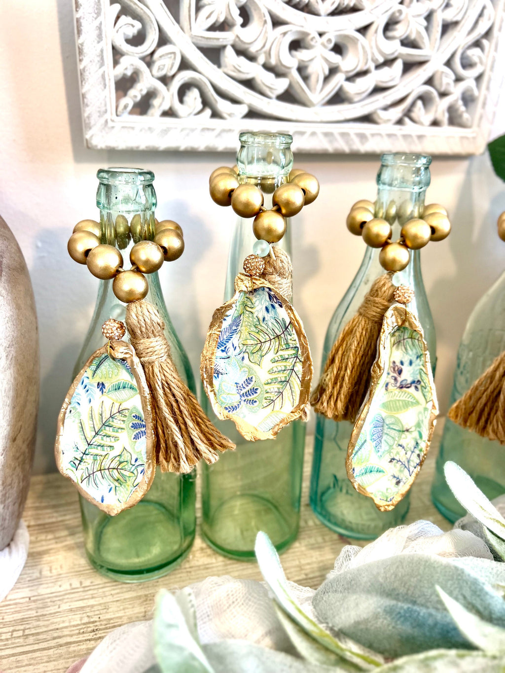 Palm beach table decor idea shell napkin ring. Palm beach wedding table setting tropical aesthetic. Palm Beach gala dinner party decor idea