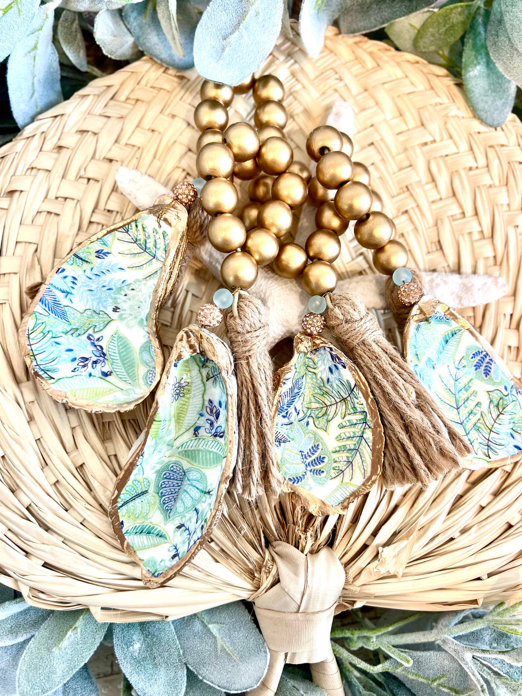 Palm beach table decor idea shell napkin ring. Palm beach wedding table setting tropical aesthetic. Palm Beach gala dinner party decor idea