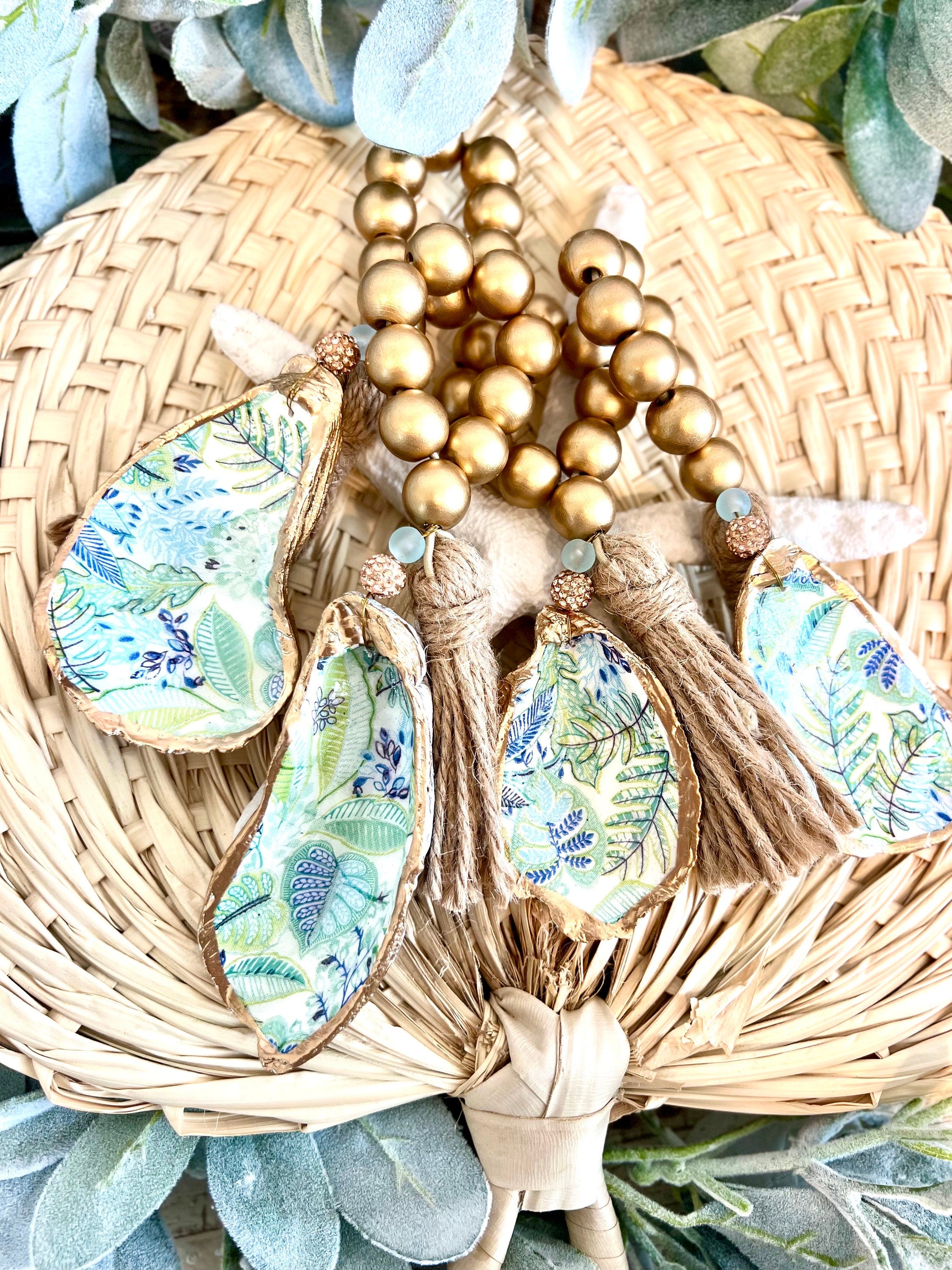 Palm beach table decor idea shell napkin ring. Palm beach wedding table setting tropical aesthetic. Palm Beach gala dinner party decor idea