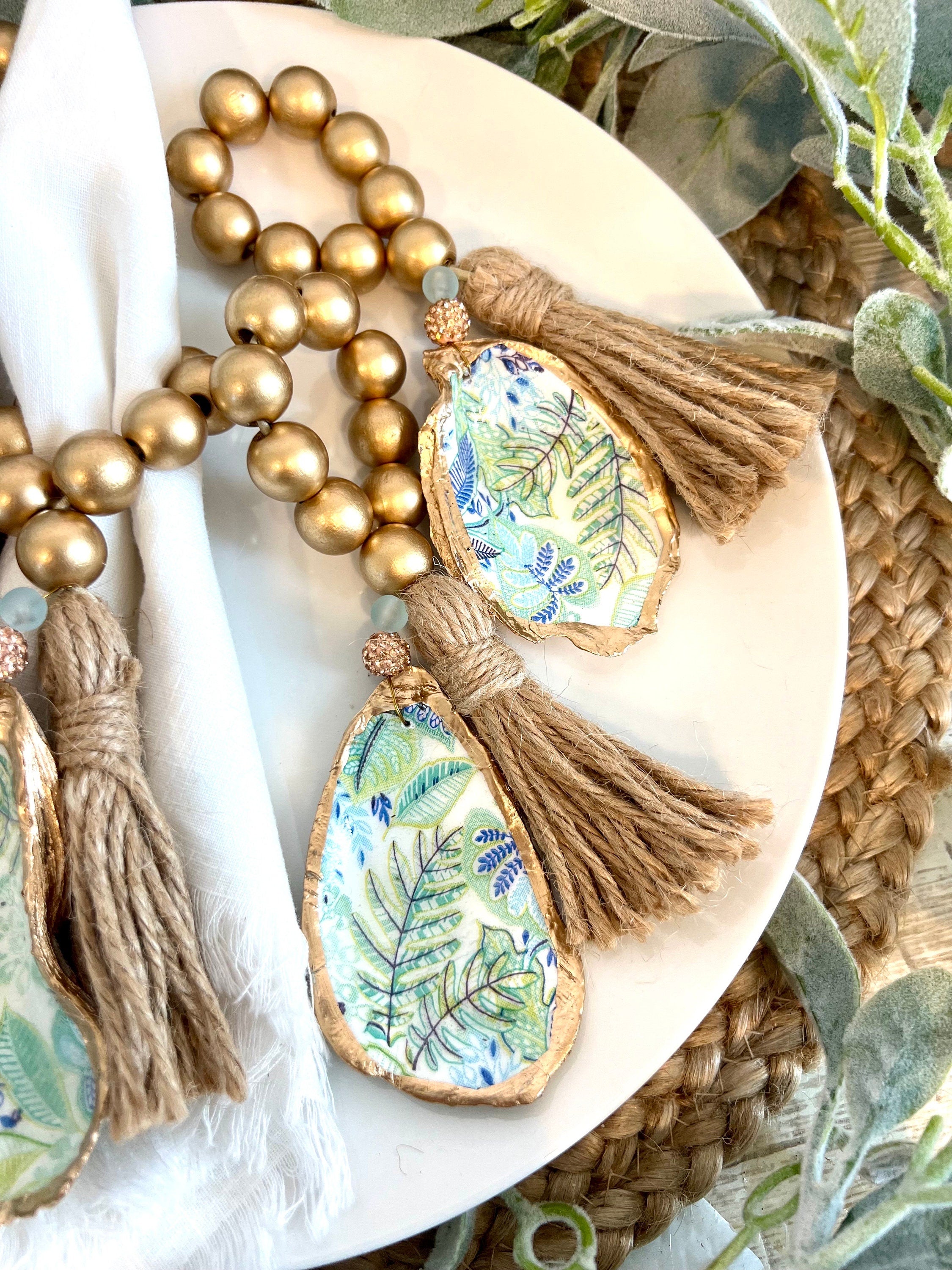 Palm beach table decor idea shell napkin ring. Palm beach wedding table setting tropical aesthetic. Palm Beach gala dinner party decor idea