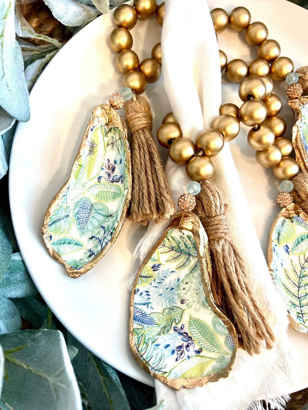 Palm beach table decor idea shell napkin ring. Palm beach wedding table setting tropical aesthetic. Palm Beach gala dinner party decor idea