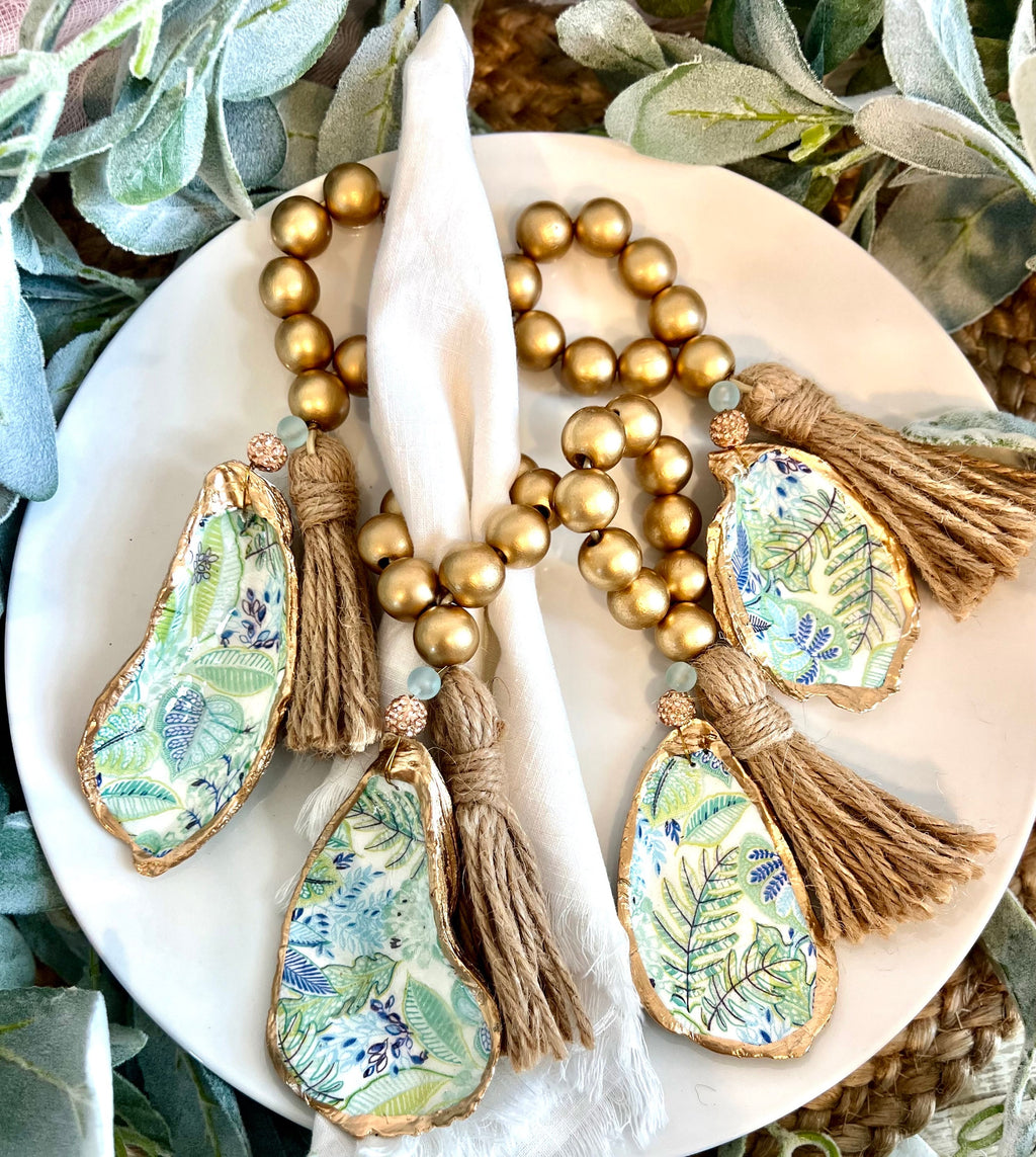 Palm beach table decor idea shell napkin ring. Palm beach wedding table setting tropical aesthetic. Palm Beach gala dinner party decor idea