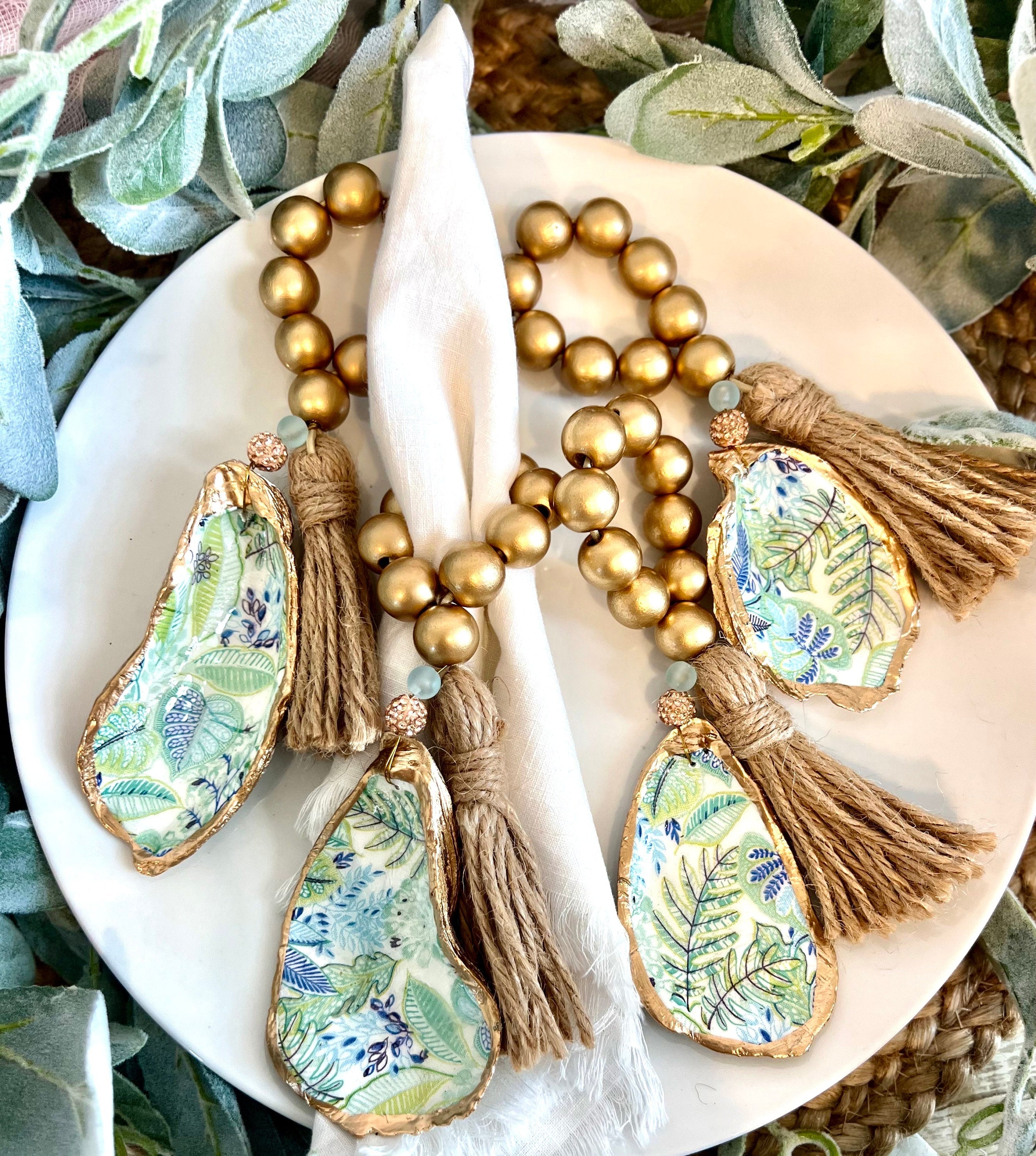 Palm beach table decor idea shell napkin ring. Palm beach wedding table setting tropical aesthetic. Palm Beach gala dinner party decor idea