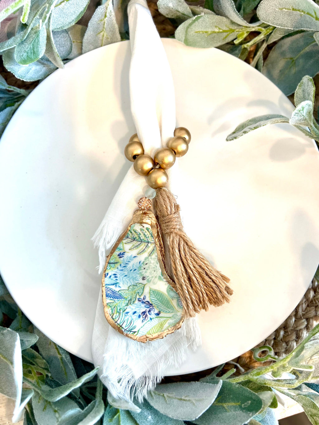 Palm beach table decor idea shell napkin ring. Palm beach wedding table setting tropical aesthetic. Palm Beach gala dinner party decor idea