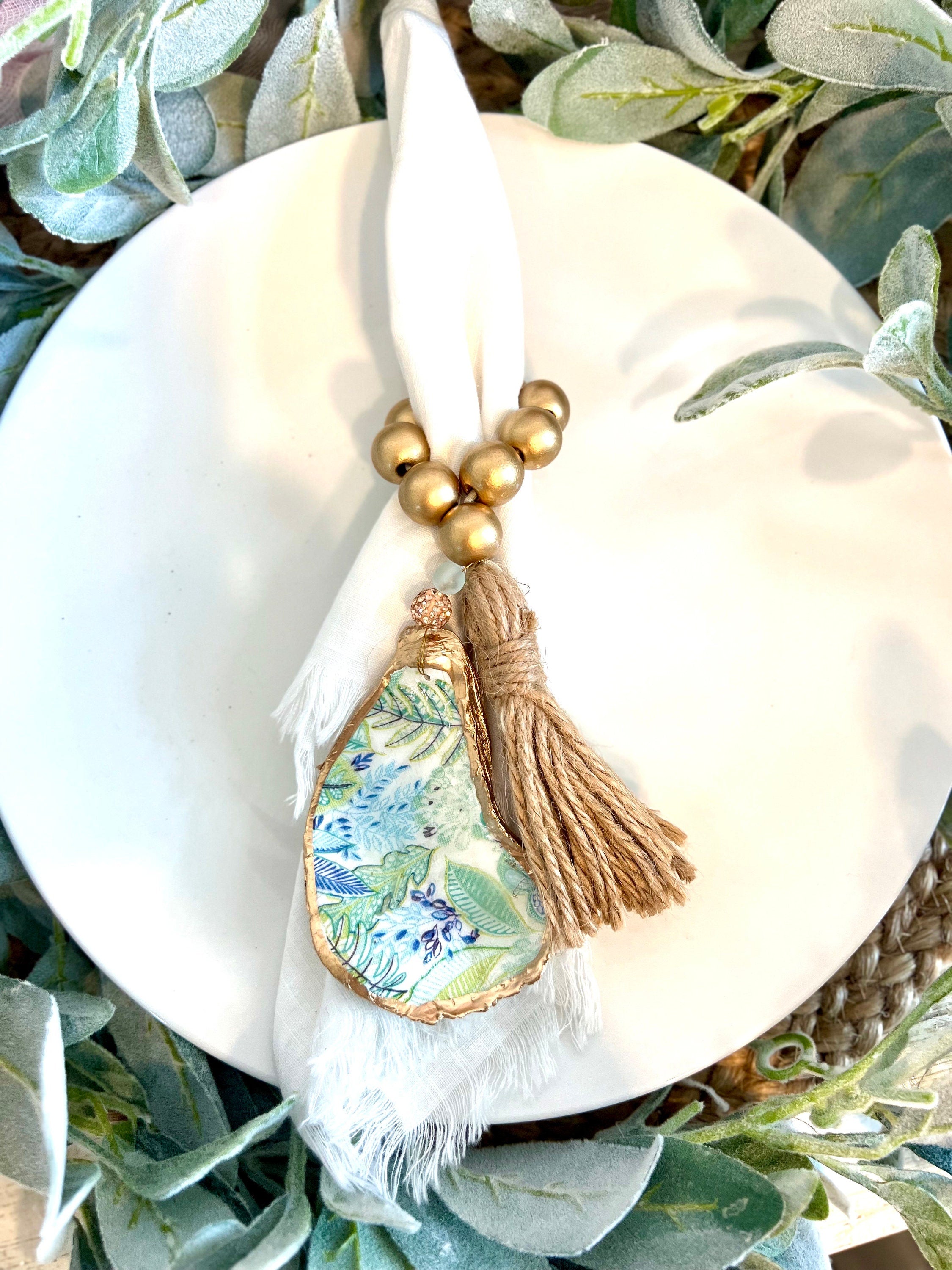 Palm beach table decor idea shell napkin ring. Palm beach wedding table setting tropical aesthetic. Palm Beach gala dinner party decor idea