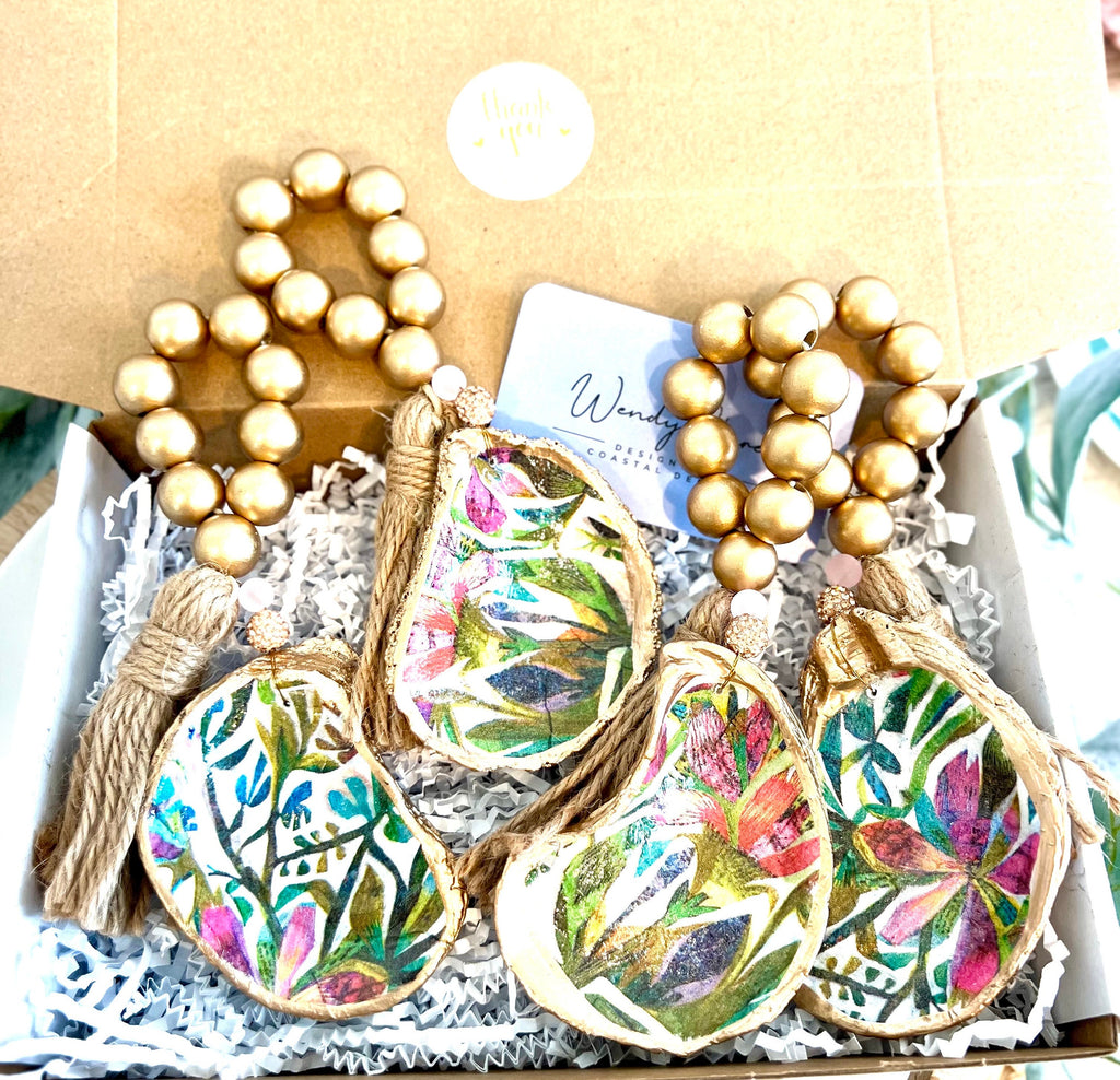 Palm beach table decor idea shell napkin ring. Palm beach wedding table setting tropical aesthetic. Palm Beach gala dinner party decor idea
