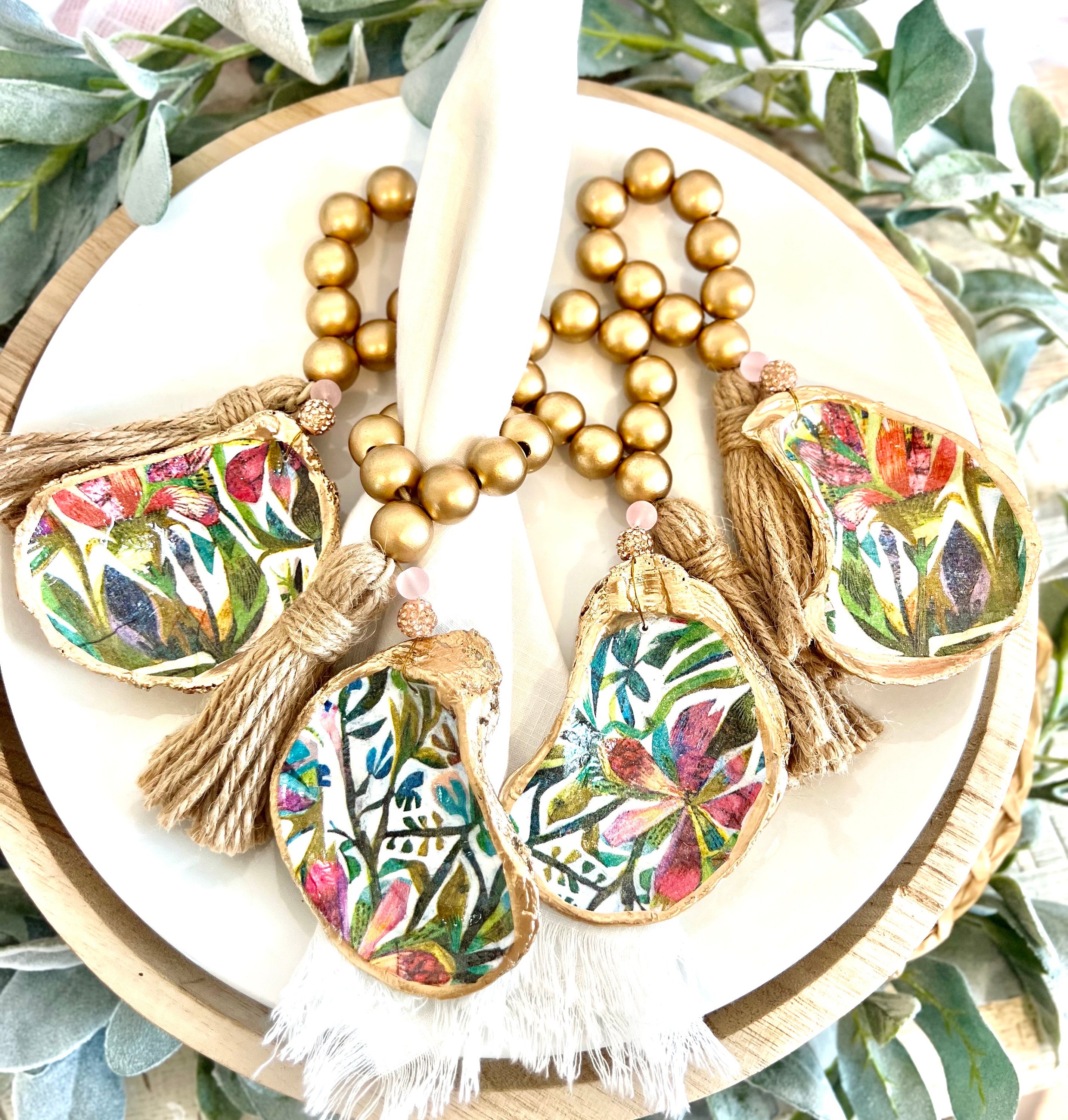 Palm beach table decor idea shell napkin ring. Palm beach wedding table setting tropical aesthetic. Palm Beach gala dinner party decor idea