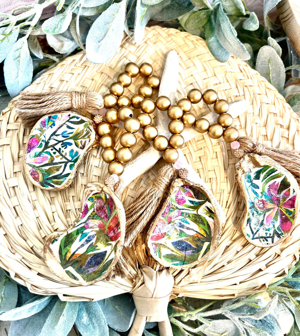 Palm beach table decor idea shell napkin ring. Palm beach wedding table setting tropical aesthetic. Palm Beach gala dinner party decor idea