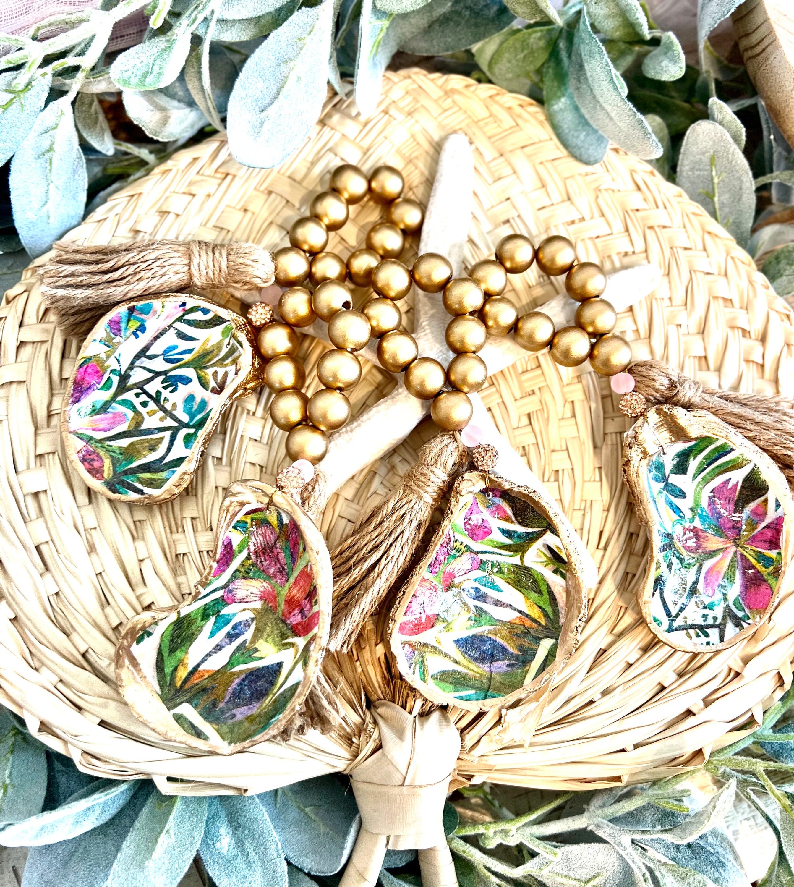 Palm beach table decor idea shell napkin ring. Palm beach wedding table setting tropical aesthetic. Palm Beach gala dinner party decor idea