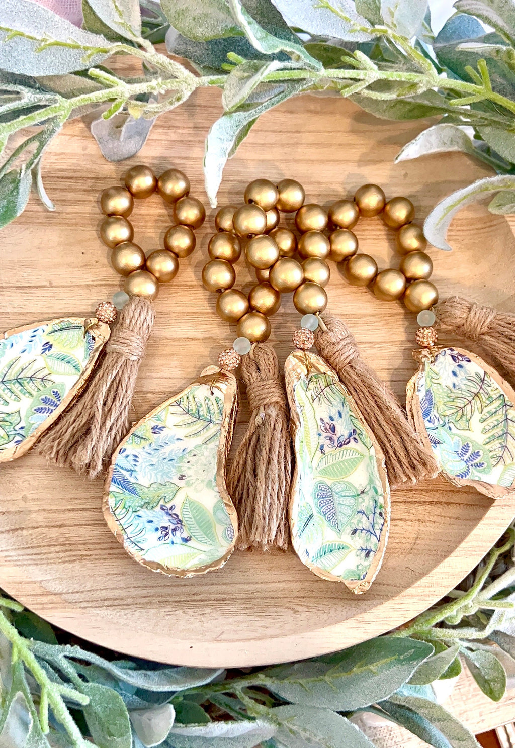 Palm beach table decor idea shell napkin ring. Palm beach wedding table setting tropical aesthetic. Palm Beach gala dinner party decor idea