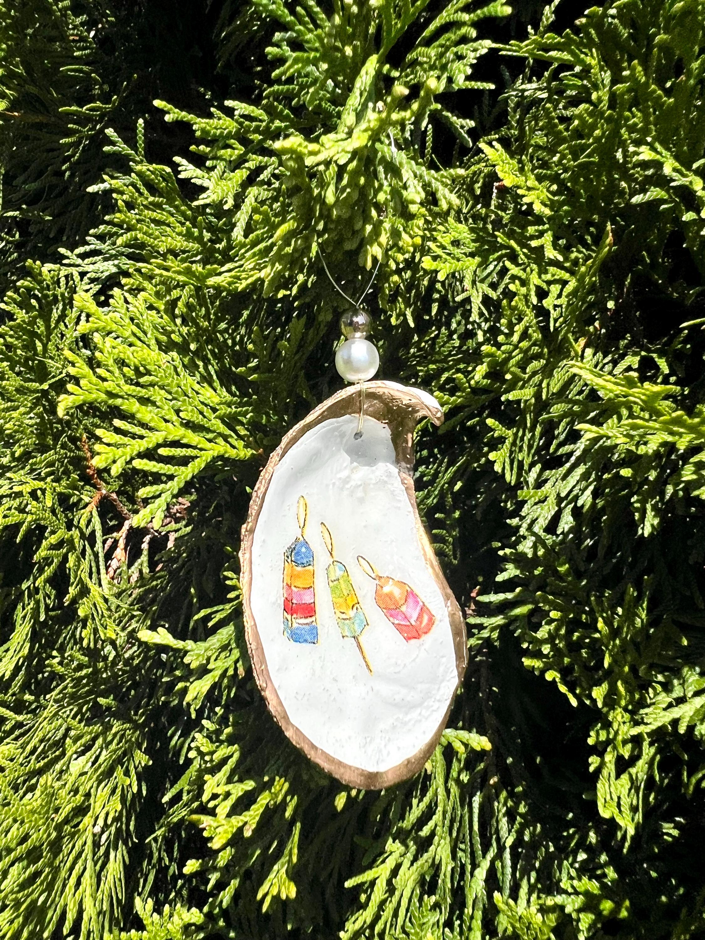 MAINE CHRISTMAS ornament. Maine oyster ornament. Maine shell ornament. Maine oyster art. Maine gift idea. Maine Christmas gift. Maine travel