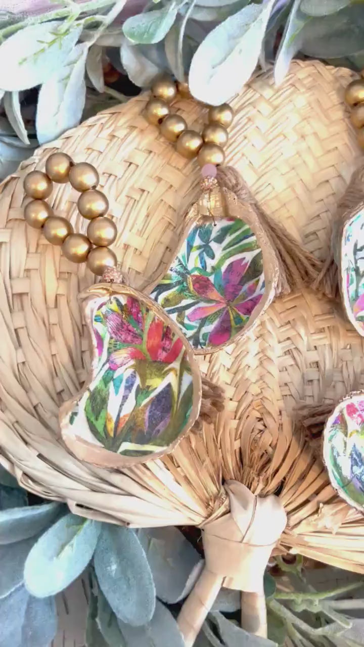 Palm beach table decor idea shell napkin ring. Palm beach wedding table setting tropical aesthetic. Palm Beach gala dinner party decor idea