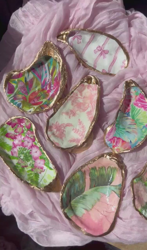 Bachelorette party favor idea. Decoupaged Shell Jewelry Dish favor last splash beach bachelorette. Pink party favor idea beach bachelorette