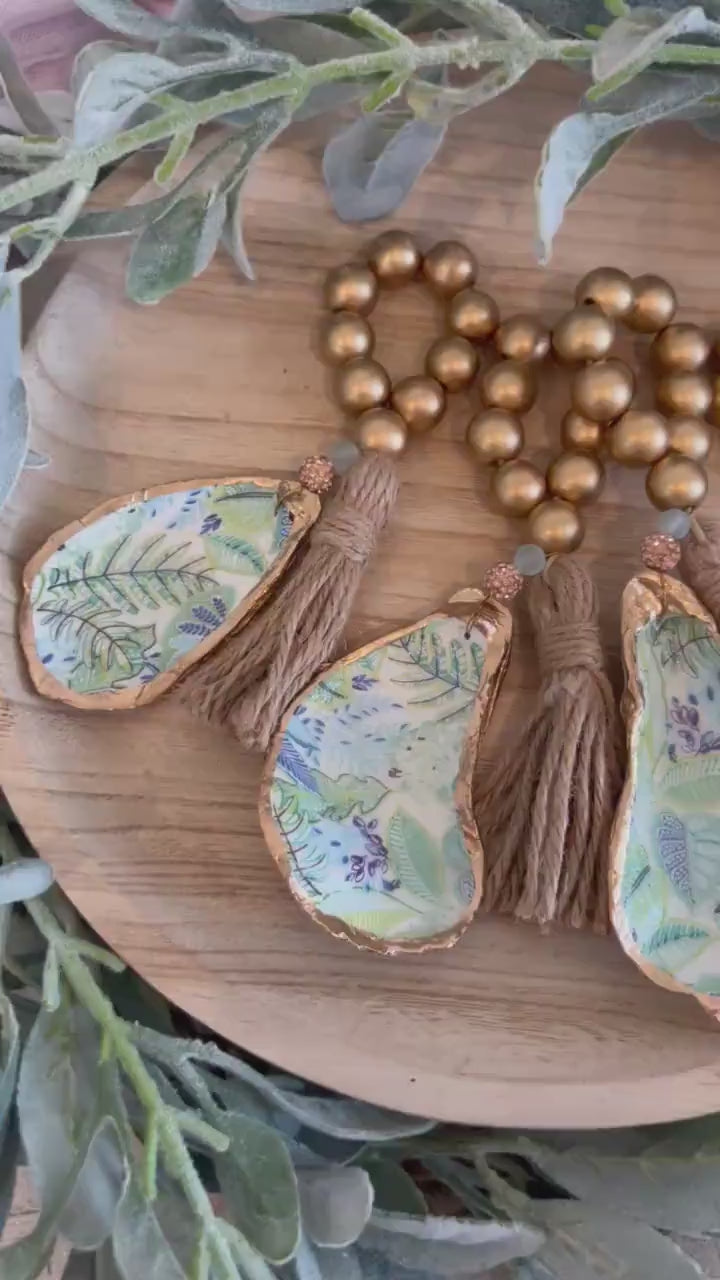 Palm beach table decor idea shell napkin ring. Palm beach wedding table setting tropical aesthetic. Palm Beach gala dinner party decor idea